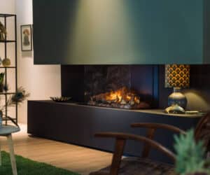 luxe elektrische inbouwhaard in modern meubel met groene wand