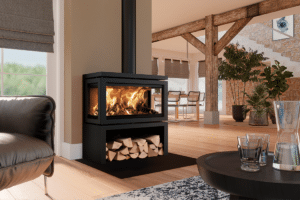 Dik Geurts Vidar Triple Large Store Houtkachel in modern huis met houten accenten