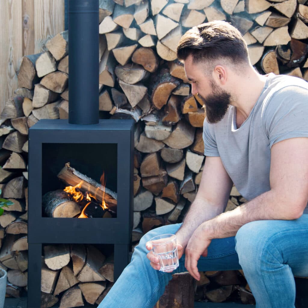 Esschert Terraskachel met houtopslag zwart